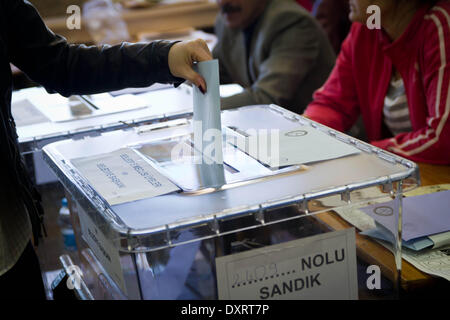 Istanbul, Turquie. 30Th Mar, 2014. Les citoyens turcs ont participé au scrutin pour les élections locales à Istanbul, Turquie, le 30 mars 2014. Le vote doit se terminer à 17:00. Ces élections sont un test de popularité pour le parti du Premier ministre Recep Tayyip Erdogan, l'AKP. (Photo par Aurore Belot/NurPhoto) Credit : Aurore Belot/NurPhoto ZUMAPRESS.com/Alamy/Live News Banque D'Images