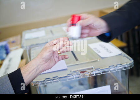 Istanbul, Turquie. 30Th Mar, 2014. Les citoyens turcs ont participé au scrutin pour les élections locales à Istanbul, Turquie, le 30 mars 2014. Le vote doit se terminer à 17:00. Ces élections sont un test de popularité pour le parti du Premier ministre Recep Tayyip Erdogan, l'AKP. (Photo par Aurore Belot/NurPhoto) Credit : Aurore Belot/NurPhoto ZUMAPRESS.com/Alamy/Live News Banque D'Images