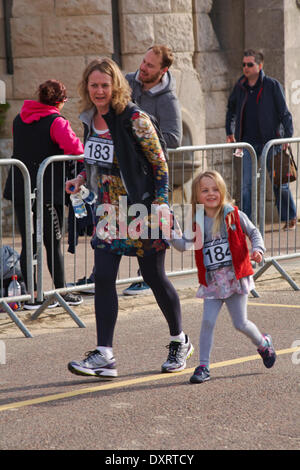 Bournemouth, Royaume-Uni 30 mars 2014. Les enfants font leur maman fière en participant à la 1k enfants fun run/run en famille, une partie de la baie de Bournemouth Exécuter l'option qui permet d'un demi-marathon, 10k, 5k et 1k Family Fun Run le long du front de mer de Bournemouth. Les participants courent le long du littoral Manche pour lever des fonds essentiels pour la British Heart Foundation charity pour lutter contre les maladies du coeur. Famille 1k Fun Run Crédit : Carolyn Jenkins/Alamy Live News Banque D'Images