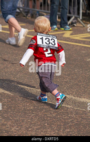 Bournemouth, Royaume-Uni 30 mars 2014. Les enfants font leur maman fière en participant à la 1k enfants fun run/run en famille, une partie de la baie de Bournemouth Exécuter l'option qui permet d'un demi-marathon, 10k, 5k et 1k Family Fun Run le long du front de mer de Bournemouth. Les participants courent le long du littoral Manche pour lever des fonds essentiels pour la British Heart Foundation charity pour lutter contre les maladies du coeur. Famille 1k Fun Run Crédit : Carolyn Jenkins/Alamy Live News Banque D'Images