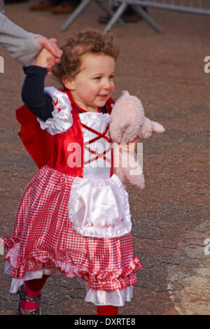 Bournemouth, Royaume-Uni 30 mars 2014. Les enfants font leur maman fière en participant à la 1k enfants fun run/run en famille, une partie de la baie de Bournemouth Exécuter l'option qui permet d'un demi-marathon, 10k, 5k et 1k Family Fun Run le long du front de mer de Bournemouth. Les participants courent le long du littoral Manche pour lever des fonds essentiels pour la British Heart Foundation charity pour lutter contre les maladies du coeur.1k Fun Run de la famille Crédit : Carolyn Jenkins/Alamy Live News Banque D'Images