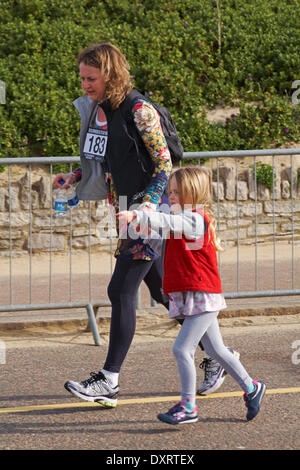 Bournemouth, Royaume-Uni 30 mars 2014. Les enfants font leur maman fière en participant à la 1k enfants fun run/run en famille, une partie de la baie de Bournemouth Exécuter l'option qui permet d'un demi-marathon, 10k, 5k et 1k Family Fun Run le long du front de mer de Bournemouth. Les participants courent le long du littoral Manche pour lever des fonds essentiels pour la British Heart Foundation charity pour lutter contre les maladies du coeur. Famille 1k Fun Run Crédit : Carolyn Jenkins/Alamy Live News Banque D'Images