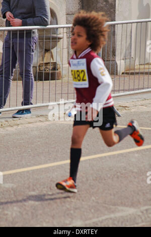 Bournemouth, Royaume-Uni 30 mars 2014. Les enfants font leur maman fière en participant à la 1k enfants fun run/run en famille, une partie de la baie de Bournemouth Exécuter l'option qui permet d'un demi-marathon, 10k, 5k et 1k Family Fun Run le long du front de mer de Bournemouth. Les participants courent le long du littoral Manche pour lever des fonds essentiels pour la British Heart Foundation charity pour lutter contre les maladies du coeur. Famille 1k Fun Run Crédit : Carolyn Jenkins/Alamy Live News Banque D'Images