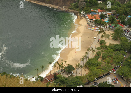 Pain de Sucre, Rio de Janeiro, Brésil - 22 mars 2014 : une plage de sable à Urca vu depuis le 396 m de haut mont du Pain de Sucre. Crédit : David Mbiyu/ Alamy Live News Banque D'Images