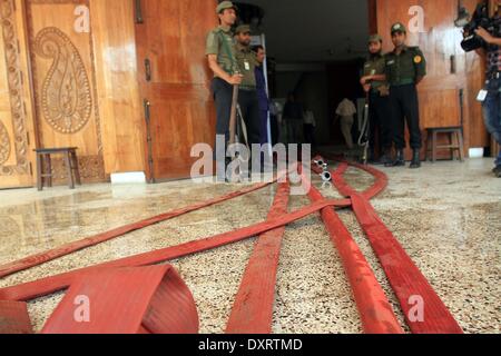 Dhaka, Bangladesh. Mar 29, 2014. Les pompiers tentent d'éteindre des Bangladais Musée National du Bangladesh à Dhaka. Il a éclaté dans la galerie numéro 44 sur le troisième étage du musée autour de 9h. Selon le site internet du musée, la galerie présente des signe de la Chine, la Corée, l'Iran et la Suisse dans le cadre de la civilisation mondiale. Banque D'Images