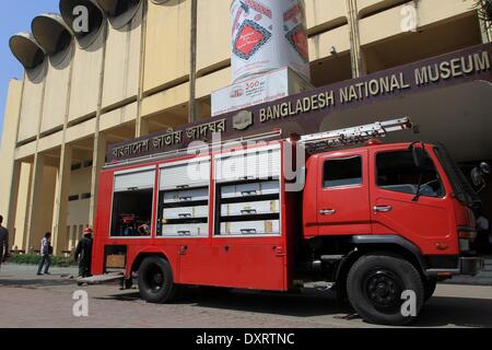 Dhaka, Bangladesh. Mar 29, 2014. Les pompiers tentent d'éteindre des Bangladais Musée National du Bangladesh à Dhaka. Il a éclaté dans la galerie numéro 44 sur le troisième étage du musée autour de 9h. Selon le site internet du musée, la galerie présente des signe de la Chine, la Corée, l'Iran et la Suisse dans le cadre de la civilisation mondiale. Banque D'Images