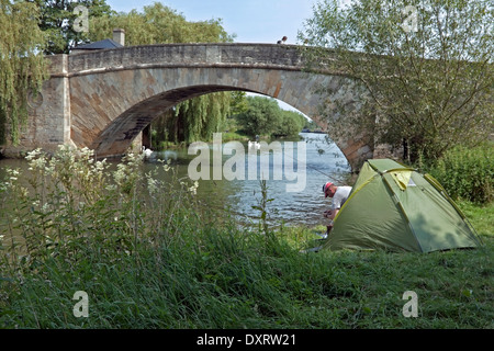 Vue sur Halfpenny Pont sur la Tamise à Lechlade, une ville à l'extrémité sud de la région des Cotswolds, Gloucestershire, Angleterre Banque D'Images