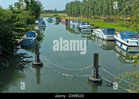 Bateaux amarrés sur la Tamise à Lechlade, une ville à l'extrémité sud de la région des Cotswolds, Gloucestershire, Angleterre, Grande-Bretagne. Banque D'Images