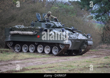 FV510 Warrior SPZ déplacement sur terrain accidenté dans la plaine de Salisbury, au cours d'un exercice d'entraînement Banque D'Images