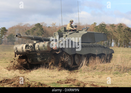 Battle tank Challenger 2 voyages de cross-country lors des manoeuvres d'entraînement dans la plaine de Salisbury Banque D'Images