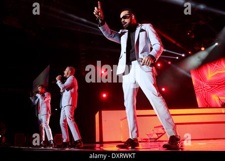 Hambourg, Allemagne. Mar 29, 2014. Les membres de la bande de garçon nous Backstreet Boys sur scène à la salle de concert O2 Arena à Hambourg, Allemagne, 29 mars 2014. Pour la première fois en dix ans, les cinq membres de la bande sont produire ensemble sur scène lors de leur nouvelle tournée de concerts "dans un monde comme celui-ci". Photo : Malte chrétiens/dpa/Alamy Live News Banque D'Images