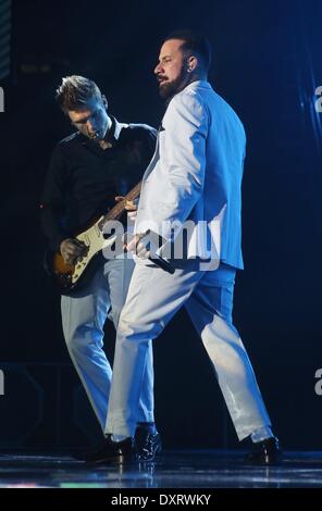 Hambourg, Allemagne. Mar 29, 2014. Singer AJ McLean effectue avec les membres de la bande de garçon nous Backstreet Boys sur scène à la salle de concert O2 Arena à Hambourg, Allemagne, 29 mars 2014. Pour la première fois en dix ans, les cinq membres de la bande sont produire ensemble sur scène lors de leur nouvelle tournée de concerts "dans un monde comme celui-ci". Photo : Malte chrétiens/dpa/Alamy Live News Banque D'Images