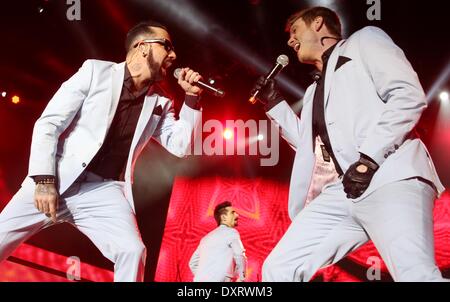 Hambourg, Allemagne. Mar 29, 2014. Les membres de la bande de garçon nous Backstreet Boys sur scène à la salle de concert O2 Arena à Hambourg, Allemagne, 29 mars 2014. Pour la première fois en dix ans, les cinq membres de la bande sont produire ensemble sur scène lors de leur nouvelle tournée de concerts "dans un monde comme celui-ci". Photo : Malte chrétiens/dpa/Alamy Live News Banque D'Images