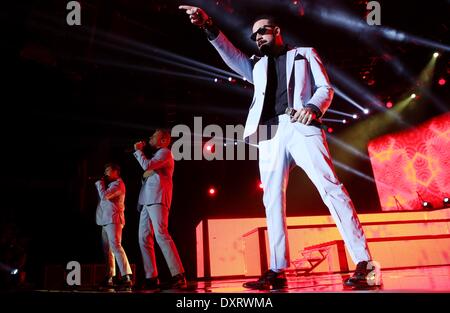 Hambourg, Allemagne. Mar 29, 2014. Les membres de la bande de garçon nous Backstreet Boys sur scène à la salle de concert O2 Arena à Hambourg, Allemagne, 29 mars 2014. Pour la première fois en dix ans, les cinq membres de la bande sont produire ensemble sur scène lors de leur nouvelle tournée de concerts "dans un monde comme celui-ci". Photo : Malte chrétiens/dpa/Alamy Live News Banque D'Images