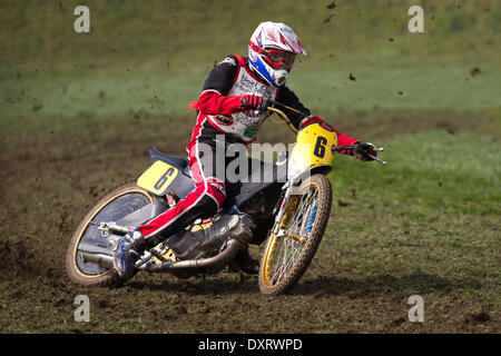 Motocyclisme sur piste de gazon de jeunes dans beaucoup de Hoole, Lancashire, Royaume-Uni Mars, 2014. Rob Finlow No.6  MX65 pilote à la toute première réunion de la Lancashire Offroad Grasstrack Association qui s'est tenue à Lower Marsh Farm, à Rest Hoole, Preston. Une course de moto junior, piste d'herbe, vitesse, vélo, moto, motorsport, puissance, gagnant, course, motocross, compétition, sports extrêmes, casque, roue, moto, sport, cavalier, cross, fun, saut, L'équitation, les sports, les sentiers, la saleté, la course rapide tenue en vertu du Code national du sport des règlements permanents de l'ACU pour les pistes herbeuses. Banque D'Images