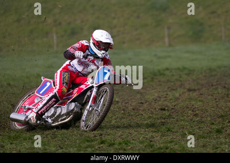 Motocyclisme sur piste de gazon de jeunes dans la région de tant Hoole, Lancashire, Royaume-Uni 30th mars 2014. Andy Melish, coureur « adulte 350 », lors de la toute première réunion de la Lancashire Offroad Grasstrack Association, qui s'est tenue à Lower Marsh Farm, à Rest Hoole, à Preston. Une course de moto junior, piste d'herbe, vitesse, vélo, moto, motorsport, puissance, gagnant, course, motocross, compétition, sports extrêmes, casque, roue, moto, sport, cavalier, cross, fun, saut, L'équitation, les sports, les sentiers, les pistes de terre, les événements rapides organisés en vertu des règles du Code national du sport des règlements permanents de l'ACU pour les pistes de gazon. Banque D'Images