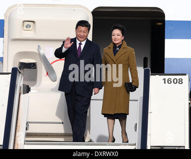 Bruxelles, Belgique. 30Th Mar, 2014. Le président chinois Xi Jinping (L) et son épouse Peng Liyuan arrivent à Bruxelles, Belgique, le 30 mars 2014. Xi est une visite d'état de Belgique. Credit : Pang Xinglei/Xinhua/Alamy Live News Banque D'Images