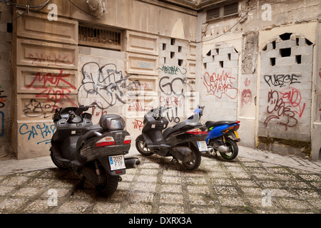 Motos et de graffiti, scène de rue Granada Andalousie Espagne Europe Banque D'Images