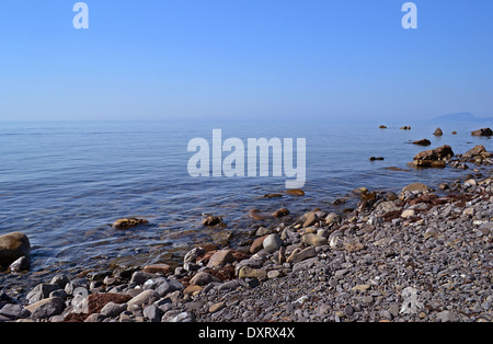 Mer Plage de galets et de pierres près de la mer calme Banque D'Images