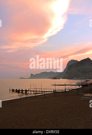 La montagne, de la mer, plage de sable fin au coucher du soleil Banque D'Images