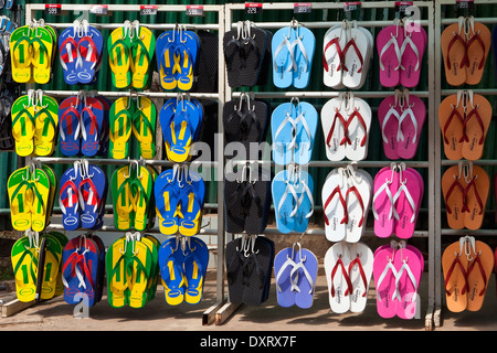 Tongs colorées en vente sur un marché de rue à Negombo au Sri Lanka Banque D'Images