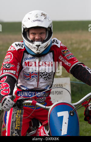 Motocyclisme sur piste de gazon de jeunes dans la région de tant Hoole, Lancashire, Royaume-Uni 30th mars 2014. Andy Melish, coureur « adulte 350 », lors de la toute première réunion de la Lancashire Offroad Grasstrack Association, qui s'est tenue à Lower Marsh Farm, à Rest Hoole, à Preston. Une course de moto junior, piste d'herbe, vitesse, vélo, moto, motorsport, puissance, gagnant, course, motocross, compétition, sports extrêmes, casque, roue, moto, sport, cavalier, cross, fun, saut, L'équitation, les sports, les sentiers, la saleté, la course rapide tenue en vertu du Code national du sport des règlements permanents de l'ACU pour les pistes herbeuses. Banque D'Images