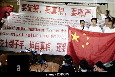 Subang Jaya, Selangor, Malaisie. 30Th Mar, 2014. Les parents chinois des passagers qui ont voyagé sur l'absence d'Malaysian Airlines vol MH370 porter une bannière au cours d'une réunion avec les médias dans un hôtel à Subang Jaya, Selangor, Malaisie, le 30 mars 2014 Credit : Kamal Sellehuddin ZUMAPRESS.com/Alamy/Live News Banque D'Images