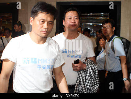 Subang Jaya, Selangor, Malaisie. 30Th Mar, 2014. Des proches des passagers chinois du vol Malaysia Airlines disparu MH370 arrive à un hôtel à Subang Jaya le 30 mars 2014. Trente-neuf parents chinois de passagers à bord du vol MH370 manquants sont arrivés en Malaisie plus tôt dans la journée pour rencontrer la presse pour exprimer leur colère à la recherche des réponses sur le sort de leurs proches/Sellehuddin Crédit : Kamal ZUMAPRESS.com/Alamy Live News Banque D'Images