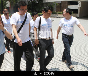 Subang Jaya, Selangor, Malaisie. 30Th Mar, 2014. Des proches des passagers chinois du vol Malaysia Airlines disparu MH370 arrive à un hôtel à Subang Jaya le 30 mars 2014. Trente-neuf parents chinois de passagers à bord du vol MH370 manquants sont arrivés en Malaisie plus tôt dans la journée pour rencontrer la presse pour exprimer leur colère à la recherche des réponses sur le sort de leurs proches/Sellehuddin Crédit : Kamal ZUMAPRESS.com/Alamy Live News Banque D'Images