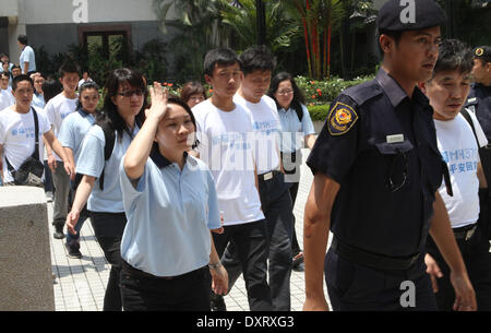 Subang Jaya, Selangor, Malaisie. 30Th Mar, 2014. Des proches des passagers chinois du vol Malaysia Airlines disparu MH370 arrive à un hôtel à Subang Jaya le 30 mars 2014. Trente-neuf parents chinois de passagers à bord du vol MH370 manquants sont arrivés en Malaisie plus tôt dans la journée pour rencontrer la presse pour exprimer leur colère à la recherche des réponses sur le sort de leurs proches/Sellehuddin Crédit : Kamal ZUMAPRESS.com/Alamy Live News Banque D'Images