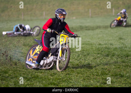 Motocyclisme sur piste de gazon de jeunes dans la région de tant Hoole, Lancashire, Royaume-Uni 30th mars 2014. Tim anthill (adulte 500), concurrent lors de la toute première réunion de la Lancashire Offroad Grasstrack Association qui s'est tenue à Lower Marsh Farm, à Rest Hoole, Preston. Une course de moto, piste d'herbe, vitesse, vélo, moto, motorsport, puissance, gagnant, course, motocross, compétition, extrême, casque, roue, moto sport, cavalier, cross, fun, saut, équitation, Sports, Trail, Dirt, fast event tenu en vertu des règles du Code sportif national du Règlement permanent de l'ACU pour les pistes herbeuses. Banque D'Images