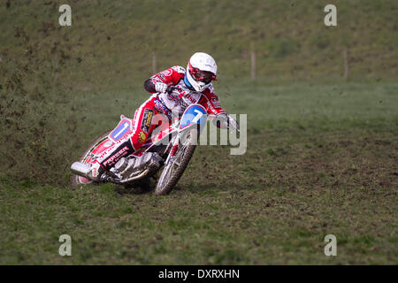 Motocyclisme sur piste de gazon de jeunes dans la région de tant Hoole, Lancashire, Royaume-Uni 30th mars 2014. Andy Melish, coureur « adulte 350 », lors de la toute première réunion de la Lancashire Offroad Grasstrack Association, qui s'est tenue à Lower Marsh Farm, à Rest Hoole, à Preston. Une course de moto junior, piste d'herbe, vitesse, vélo, moto, motorsport, puissance, gagnant, course, motocross, compétition, sports extrêmes, casque, roue, moto, sport, cavalier, cross, fun, saut, L'équitation, les sports, les sentiers, la saleté, la course rapide tenue en vertu du Code national du sport des règlements permanents de l'ACU pour les pistes herbeuses. Banque D'Images