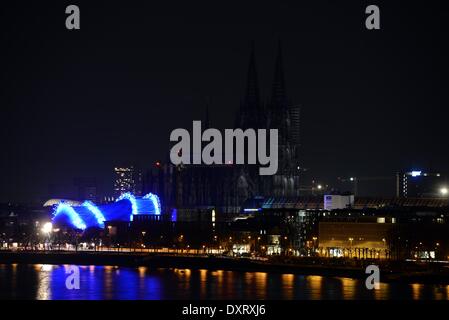 Une vue de la cathédrale non éclairé au cours de l'événement "Heure de la Terre" à Cologne, Allemagne, 29 mars 2014. Des "Heure de la Terre est un événement mondial qui vise à définir un signe pour la protection de l'environnement et d'attirer l'attention sur la sensibilisation à l'environnement. Photo : afp/Henning Kaiser Banque D'Images