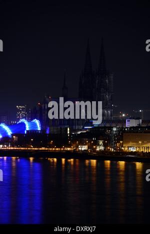 Une vue de la cathédrale éteinte à Cologne, Allemagne, 29 mars 2014. Des "Heure de la Terre est un événement mondial qui vise à définir un signe pour la protection de l'environnement et d'attirer l'attention sur la sensibilisation à l'environnement. Photo : afp/Henning Kaiser Banque D'Images