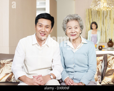Mère et fils adulte senior Banque D'Images