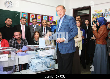 Istanbul. 30Th Mar, 2014. Le Premier ministre turc Recep Tayyip Erdogan (avant) voix à un bureau de scrutin à Istanbul le 30 mars 2014. La Turquie a lancé les élections locales avec plus de 52 millions de citoyens devrait passer à plus de 190 sondages thoudand de voter pour les maires et les administrateurs de district. Résultats des élections locales auront aussi une incidence sur le scrutin présidentiel en août et les élections générales de l'année prochaine. Credit : Cihan/Xinhua/Alamy Live News Banque D'Images