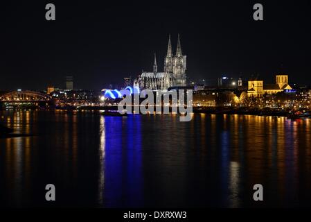 Cologne, Allemagne. Mar 29, 2014. Une vue de la cathédrale éclairée au cours de l'événement "Heure de la Terre" à Cologne, Allemagne, 29 mars 2014. Des "Heure de la Terre est un événement mondial qui vise à définir un signe pour la protection de l'environnement et d'attirer l'attention sur la sensibilisation à l'environnement. Photo : Henning Kaiser/dpa/Alamy Live News Banque D'Images