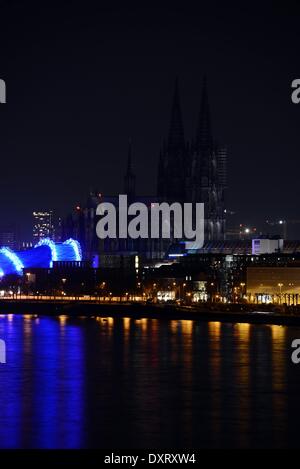 Cologne, Allemagne. Mar 29, 2014. Une vue de la cathédrale non éclairé au cours de l'événement "Heure de la Terre" à Cologne, Allemagne, 29 mars 2014. Des "Heure de la Terre est un événement mondial qui vise à définir un signe pour la protection de l'environnement et d'attirer l'attention sur la sensibilisation à l'environnement. Photo : Henning Kaiser/dpa/Alamy Live News Banque D'Images