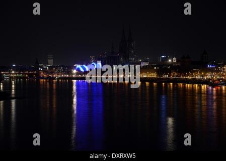 Cologne, Allemagne. Mar 29, 2014. Une vue de la cathédrale non éclairé au cours de l'événement "Heure de la Terre" à Cologne, Allemagne, 29 mars 2014. Des "Heure de la Terre est un événement mondial qui vise à définir un signe pour la protection de l'environnement et d'attirer l'attention sur la sensibilisation à l'environnement. Photo : Henning Kaiser/dpa/Alamy Live News Banque D'Images