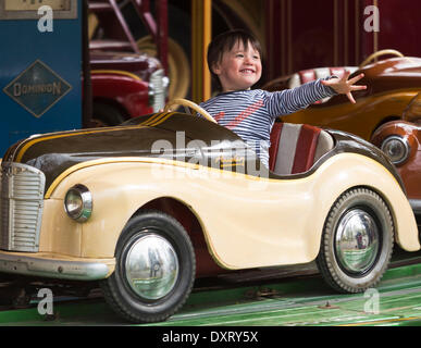 London, UK . 30Th Mar, 2014. L'enfant jouit d'un ride d'une des voitures à Austin les Carter juste à vapeur, Battersea Park, Londres, Royaume-Uni, le dimanche, 30 mars, 2014. Carters Steam Fair est une ancienne fête foraine que chaque année, depuis 1977, voyages dans les villes et villages tout au long de Londres, le Home Counties et au-delà avec vintage poids lourds et traditionnelles du showman de wagons. La famille Carter de maintenir une collection de manèges et sidestalls, allant en date de la fin du xixe siècle aux années 1960. Credit : Cecilia Colussi/Alamy Live News Banque D'Images