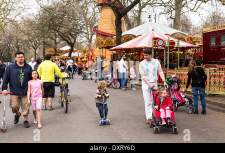 London, UK . 30Th Mar, 2014. Les familles s'amusant à Carters Steam Fair, Battersea Park, Londres, Royaume-Uni, le dimanche, 30 mars, 2014. Carters Steam Fair est une ancienne fête foraine que chaque année, depuis 1977, voyages dans les villes et villages tout au long de Londres, le Home Counties et au-delà avec vintage poids lourds et traditionnelles du showman de wagons. La famille Carter de maintenir une collection de manèges et sidestalls, allant en date de la fin du xixe siècle aux années 1960. Credit : Cecilia Colussi/Alamy Live News Banque D'Images