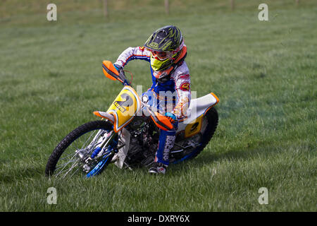 Motocyclisme sur piste de gazon de jeunes dans la région de tant Hoole, Lancashire, Royaume-Uni 30th mars 2014. Sam Speed No.2 course « Juniors & Intermediates » lors de la toute première réunion de la Lancashire Offroad Grasstrack Association, qui s'est tenue à Lower Marsh Farm, à Rest Hoole, à Preston. Une course de moto junior, piste d'herbe, vitesse, vélo, moto, motorsport, puissance, gagnant, course, motocross, compétition, sports extrêmes, casque, roue, moto, sport, cavalier, cross, fun, saut, L'équitation, les sports, les sentiers, la saleté, la course rapide tenue en vertu du Code national du sport des règlements permanents de l'ACU pour les pistes herbeuses. Banque D'Images