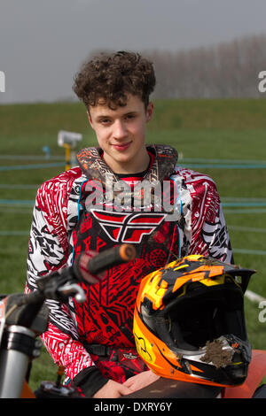 Motocyclisme sur piste de gazon de jeunes dans beaucoup de Hoole, Lancashire, Royaume-Uni Mars, 2014. Mickie Simpson « Cadets » lors de la toute première réunion de la Lancashire Offroad Grasstrack Association qui s'est tenue à Lower Marsh Farm, à Rest Hoole, à Preston. Une course de moto junior, piste d'herbe, vitesse, vélo, moto, motorsport, puissance, gagnant, course, motocross, compétition, sports extrêmes, casque, roue, moto, sport, cavalier, cross, fun, saut, L'équitation, les sports, les sentiers, la saleté, la course rapide tenue en vertu du Code national du sport des règlements permanents de l'ACU pour les pistes herbeuses. Banque D'Images