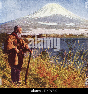 Cette scène remonte à 1909. Il montre un paysan japonais avec Mt. Fujiyama en arrière-plan. Banque D'Images