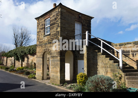 Un Gazebo et classé Grade 2 mur jardin datant de 1780 par les Marske c Sea North Yorkshire Angleterre UK Banque D'Images