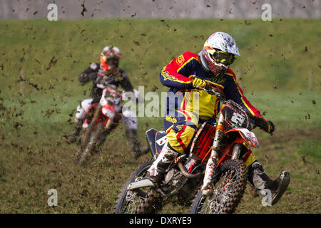 Motocyclisme sur piste de gazon de jeunes dans la région de tant Hoole, Lancashire, Royaume-Uni 30th mars 2014. Deklan Brown 'Youth Open MX' lors de la toute première réunion de l'Association Lancashire Offroad Grasstrack qui s'est tenue à Lower Marsh Farm, à Rest Hoole, à Preston. Une course de moto junior, piste d'herbe, vitesse, vélo, moto, motorsport, puissance, gagnant, course, motocross, compétition, sports extrêmes, casque, roue, moto, sport, cavalier, cross, fun, saut, L'équitation, les sports, les sentiers, la saleté, la course rapide tenue en vertu du Code national du sport des règlements permanents de l'ACU pour les pistes herbeuses. Banque D'Images