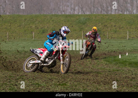 Motocyclisme sur piste de gazon de jeunes dans beaucoup de Hoole, Lancashire, Royaume-Uni Mars, 2014. Ross Proctor No.76, concurrent de la Youth Open MX lors de la toute première réunion de la Lancashire Offroad Grasstrack Association qui s'est tenue à Lower Marsh Farm, à Rest Hoole, à Preston. Une course de moto junior, piste d'herbe, vitesse, vélo, moto, motorsport, puissance, gagnant, course, motocross, compétition, sports extrêmes, casque, roue, moto, sport, cavalier, cross, fun, saut, L'équitation, les sports, les sentiers, la saleté, la course rapide tenue en vertu du Code national du sport des règlements permanents de l'ACU pour les pistes herbeuses. Banque D'Images