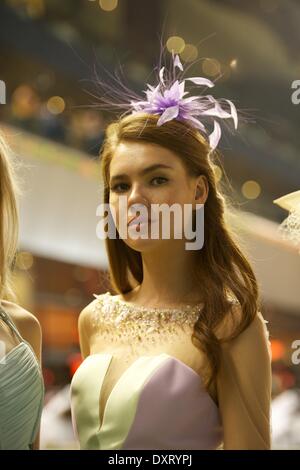 Dubaï, Émirats arabes unis. Mar 29, 2014. L'hippodrome de Meydan, DUBAÏ, ÉMIRATS ARABES UNIS. 29 mars, 2014. L'un des nombreux invités VIP femelle vu pendant la Coupe du Monde de Dubaï Crédit : Tom Morgan/Alamy Live News Banque D'Images