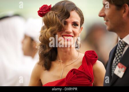 Dubaï, Émirats arabes unis. Mar 29, 2014. L'hippodrome de Meydan, DUBAÏ, ÉMIRATS ARABES UNIS. 29 mars, 2014. L'un des nombreux invités VIP femelle vu pendant la Coupe du Monde de Dubaï Crédit : Tom Morgan/Alamy Live News Banque D'Images