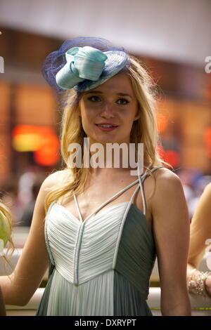 Dubaï, Émirats arabes unis. Mar 29, 2014. L'hippodrome de Meydan, DUBAÏ, ÉMIRATS ARABES UNIS. 29 mars, 2014. L'un des nombreux invités VIP femelle vu pendant la Coupe du Monde de Dubaï Crédit : Tom Morgan/Alamy Live News Banque D'Images